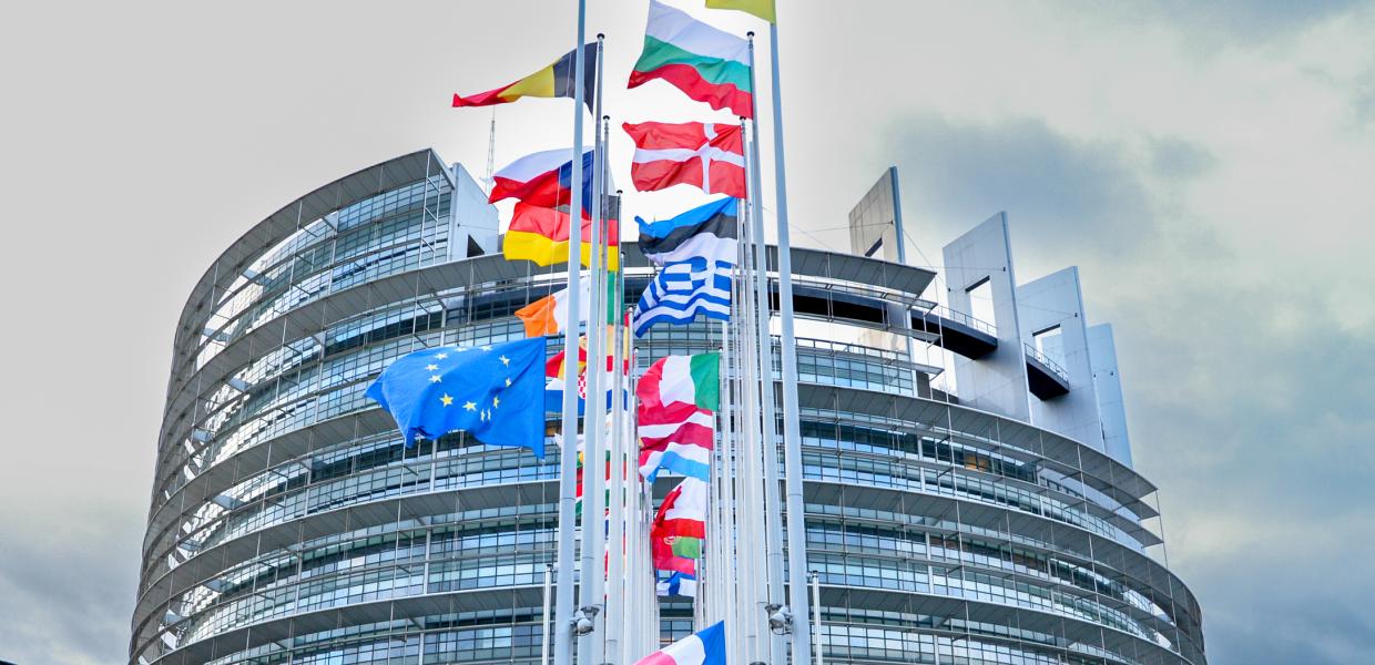 Σημαίες της ΕΕ έξω από κτίριο της Κομισιόν